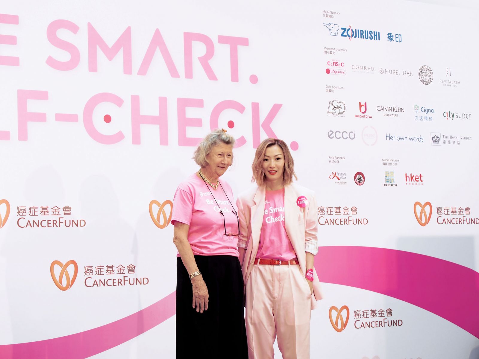 粉紅大使 Sammi Cheng 鄭秀文 及香港癌症基金會創辦人及總幹事羅莎莉女士